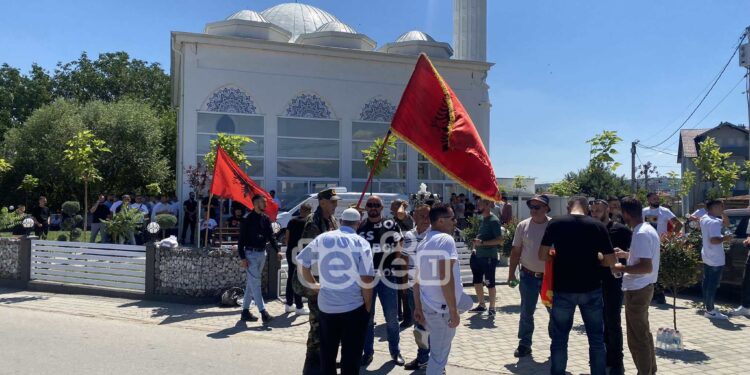 Qytetarët mblidhen për t’i dhënë lamtumirën e fundit Faton Hajrizit