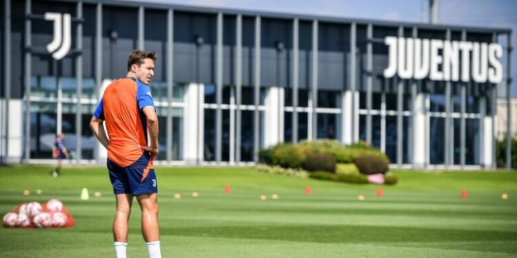 Milani futet në garë për transferimin e Chiesas