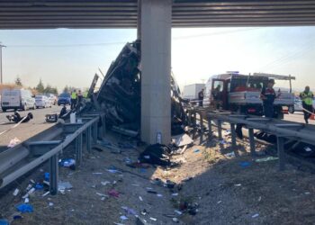 Nëntë persona vdesin pas përplasjes së autobusit në Turqi