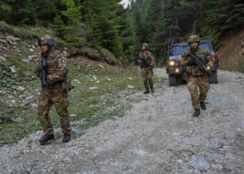 Ushtarët italianë dhe kroatë patrullojnë rreth kufirit