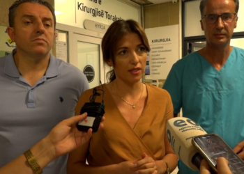 Haxhiu thotë se burri që plagosi gruan ishte liruar “kinse ka probleme shëndetësore”