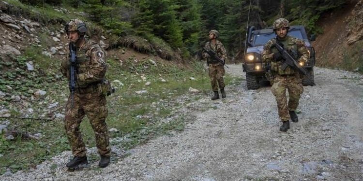 Ushtarët italianë dhe kroatë patrullojnë rreth kufirit