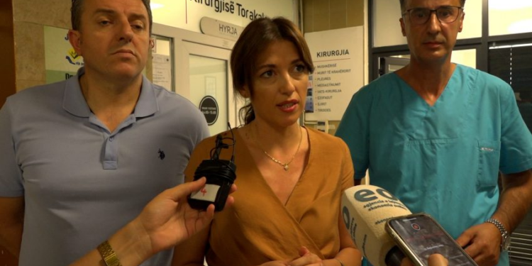 Haxhiu thotë se burri që plagosi gruan ishte liruar “kinse ka probleme shëndetësore”
