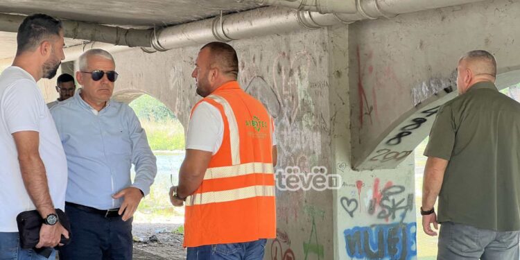 Sveçla e Krasniqi përsëri në veri, shohin punimet e urës së Ibrit