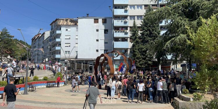 Serbët nisin të protestojnë në afërsi të Urës së Ibrit