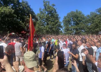 Qindra qytetarë morën pjesë në varrimin e Faton Hajrizit