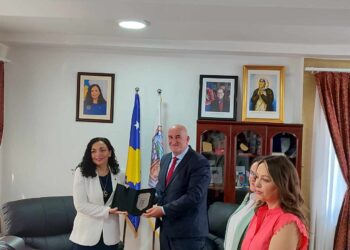 Osmani gjatë vizitës në Viti merr dekoratë nga Haliti