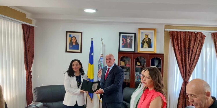 Osmani gjatë vizitës në Viti merr dekoratë nga Haliti