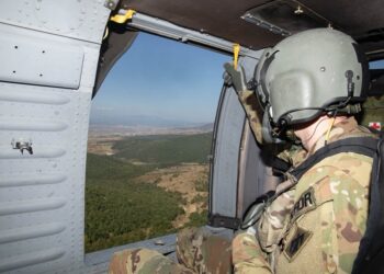KFOR-i monitoron vijën kufitare me helikopter