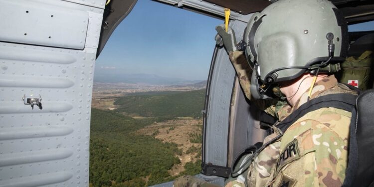 KFOR-i monitoron vijën kufitare me helikopter