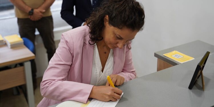 Rizvanolli: Kënaqësi të jem konsumatorja e parë e pikës së re të Postës së Kosovës në Mitrovicën Veriore