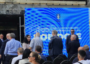 Mbahet ceremonia për shënimin e 34-vjetorit të vizitës së senatorëve amerikanë, të kryesuar nga Bob Dole