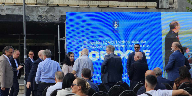 Mbahet ceremonia për shënimin e 34-vjetorit të vizitës së senatorëve amerikanë, të kryesuar nga Bob Dole