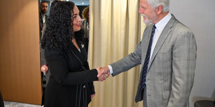 Osmani takohet me presidentin çek, thotë se ka zhvilluar një takim historik me të