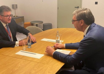 Lajçak takohet me Vuçiqin, biseduan për hapat e ardhshëm në dialogun Kosovë – Serbi