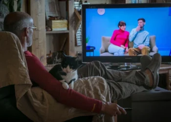 Shikimi i televizorit për 5 orë në ditë rrit për 50 % rrezikun për demencë