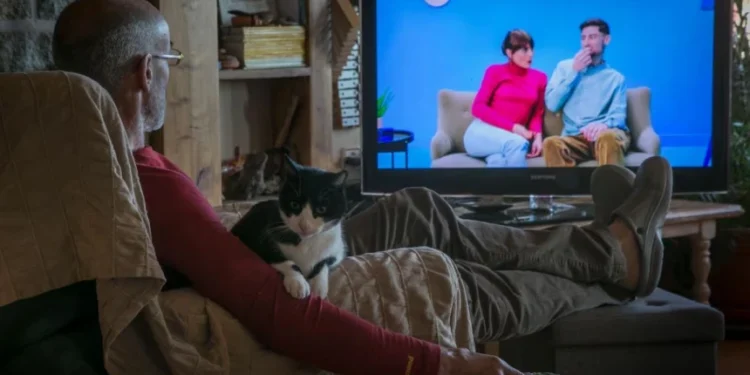 Shikimi i televizorit për 5 orë në ditë rrit për 50 % rrezikun për demencë