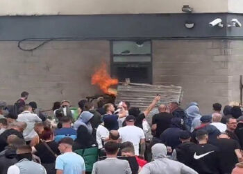 Kaosi në Britani, turma hyn në hotelin me azilkërkues dhe i vuri flakën