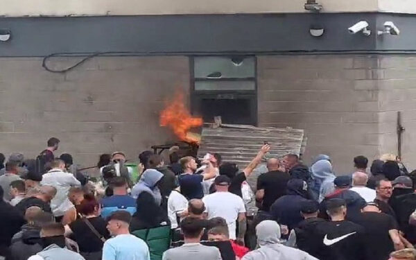 Kaosi në Britani, turma hyn në hotelin me azilkërkues dhe i vuri flakën