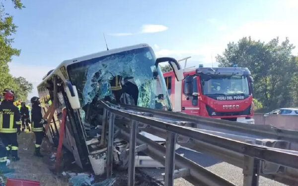 Një i vdekur e 15 të lënduar në një aksident të autobusit me turistë në Itali