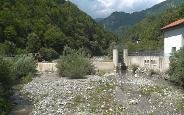 Beteja për ligjshmërinë e hidrocentraleve në Deçan, thahet Lumbardhi e degradohet ambienti