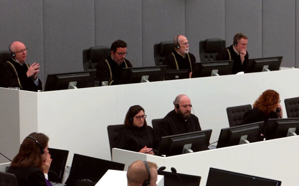 Fillon dëgjimi i ushtarakut amerikan, prezent përfaqësues të qeverisë amerikane