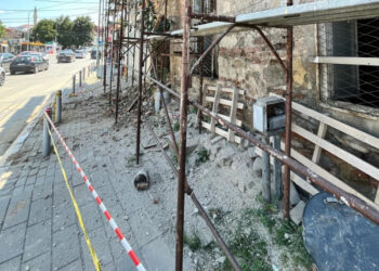 Qytetarët rrezikohen nga shembja e një pjese të objektit të vjetër në Prishtinë, komuna i kërkon siguri dhe renovim MKRS-së