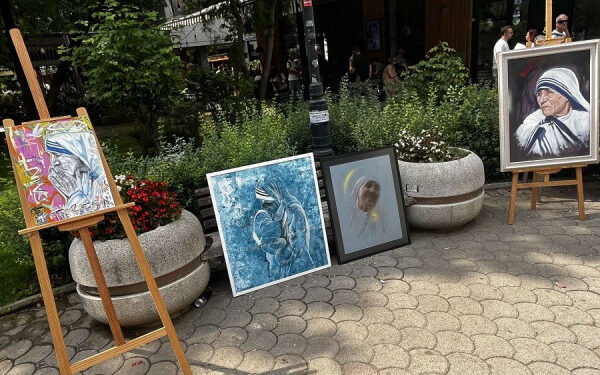 Nderohet figura e Nënë Terezës, hapet ekspozitë për nder të ditëlindjes së saj