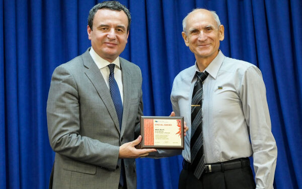 Kurti pranoi çmim mirënjohës nga gazetarët ukrainas