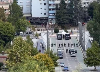 Pas aksionit të djeshëm të policisë në veri, KFOR vendos automjete shtesë dhe trupa mbi Urën e Ibrit