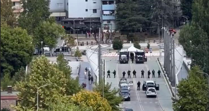 Pas aksionit të djeshëm të policisë në veri, KFOR vendos automjete shtesë dhe trupa mbi Urën e Ibrit