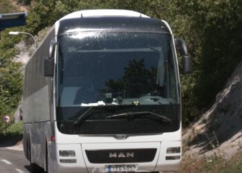 Autobusit nga Suedia i ndalohet hyrja në Kosovë