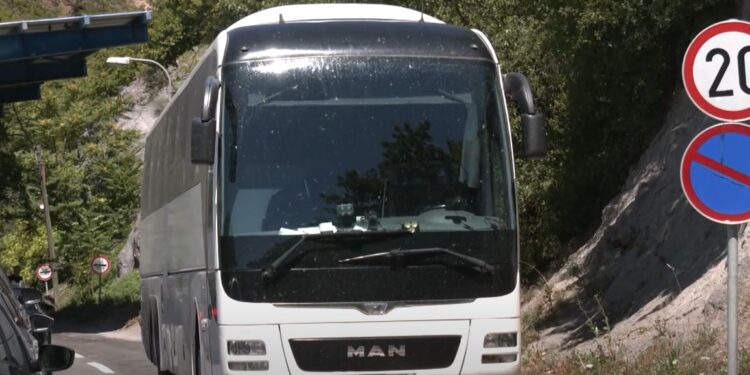 Autobusit nga Suedia i ndalohet hyrja në Kosovë