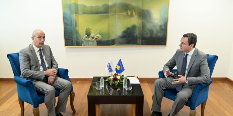 Kurti takohet me shefin e OSBE-së në Kosovë, bisedojnë për fuqizimin e bashkëpunimit të dyanshëm