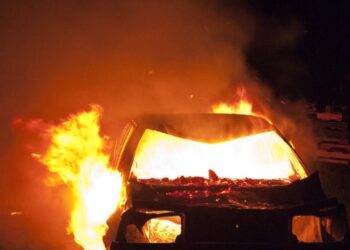 Digjen disa vetura në një auto-servis në Vushtrri