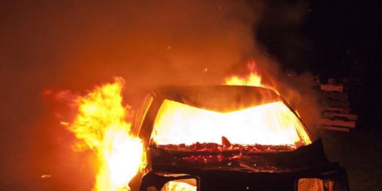 Digjen disa vetura në një auto-servis në Vushtrri
