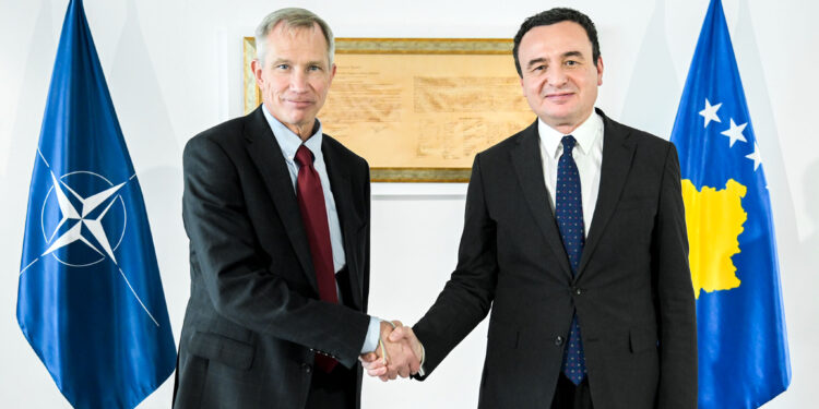 Zyrtari për operacione takohet me Kurtin, diskutojnë për bashkëpunim mes institucioneve të sigurisë e mbrojtjes