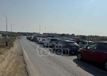 Kolona të gjata mëngjesin e së shtunës në pikat kufitare