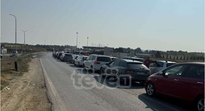 Kolona të gjata mëngjesin e së shtunës në pikat kufitare