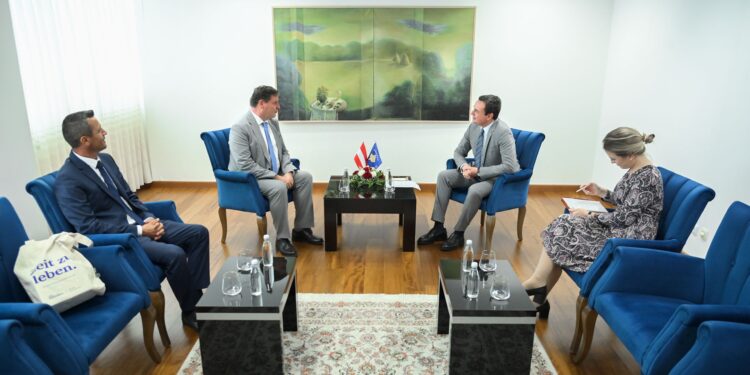 Kurti takohet me kryetarin e Komunës së Baden bei Wien, e falënderoi për mbështetjen që Austria i ka dhënë Kosovës