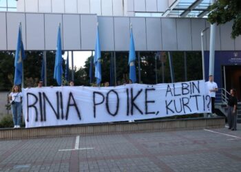 Të rinjtë e PDK-së aksion simbolik para objektit të qeverisë
