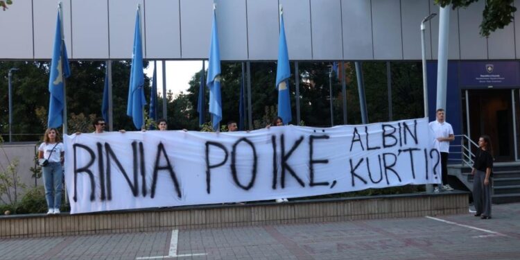 Të rinjtë e PDK-së aksion simbolik para objektit të qeverisë