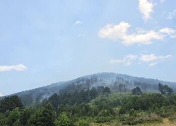 Pas gjashtë ditëve shuhet zjarri në Prevallë, disa zjarrfikës u lënduan