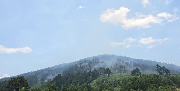 Pas gjashtë ditëve shuhet zjarri në Prevallë, disa zjarrfikës u lënduan