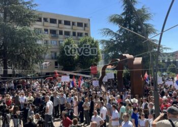 Serbët me protestë kundërshtojnë hapjen e urës së Ibrit