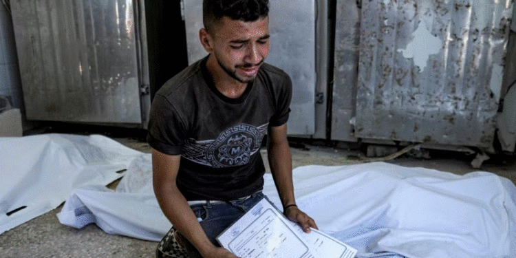 Binjakët e sapolindur vriten nga një sulm izraelit në Gazë derisa babai i tyre po i regjistronte