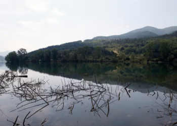 Fundoset një anije me emigrantë në lumin Drina, po kërkohen edhe 7 persona