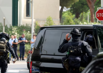 Një polic francez lëndohet nga një shpërthim përballë një sinagoge