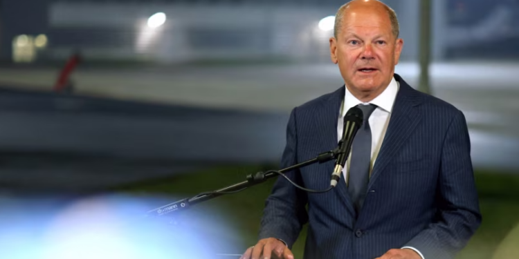 Scholz mbështet deportimin e migrantëve të jashtëligjshëm