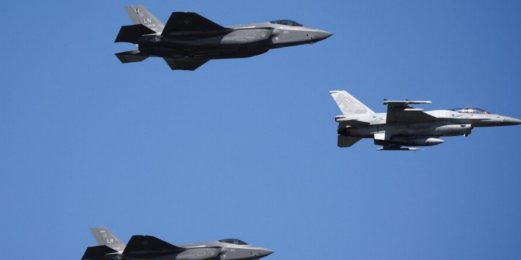 Polonia raporton për shkelje të hapësirës së saj ajrore pas sulmeve të Rusisë ndaj Ukrainës